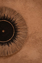 Décoration murale en raphia et macramé – Noir naturel