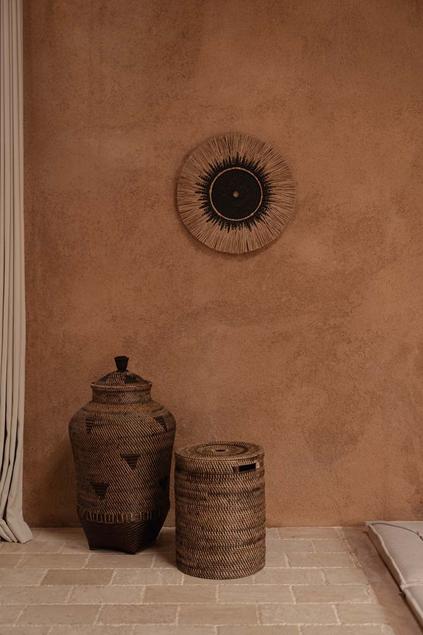 Décoration murale en raphia et macramé – Noir naturel