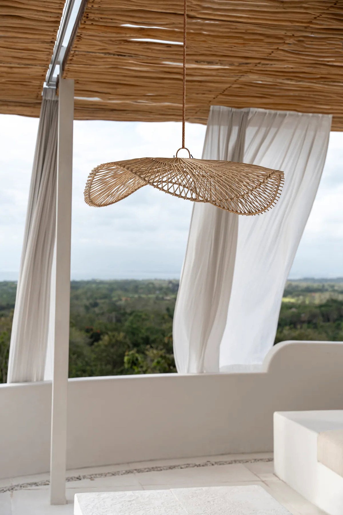 Suspension chapeau en rotin