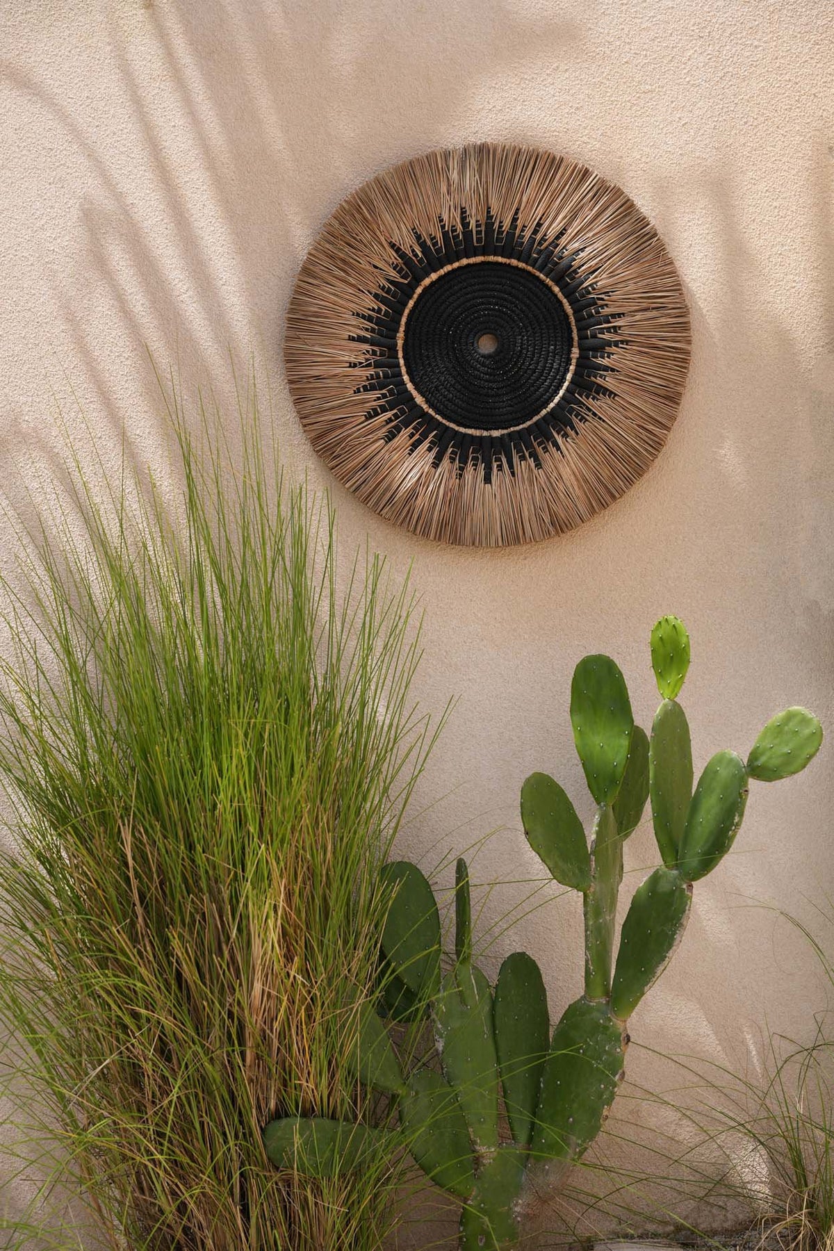 Décoration murale en raphia et macramé – Noir naturel