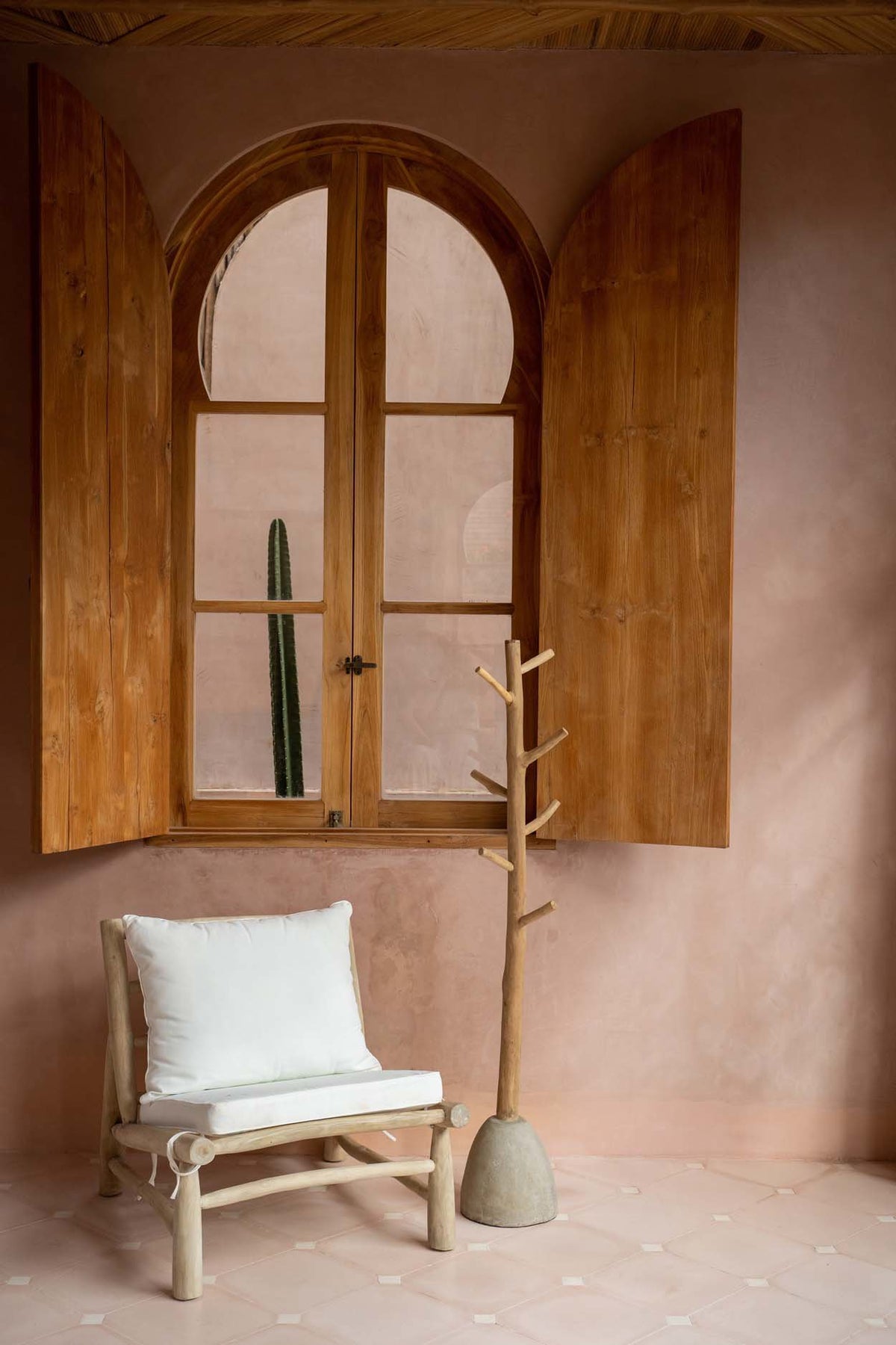 Porte-manteau en béton et teck