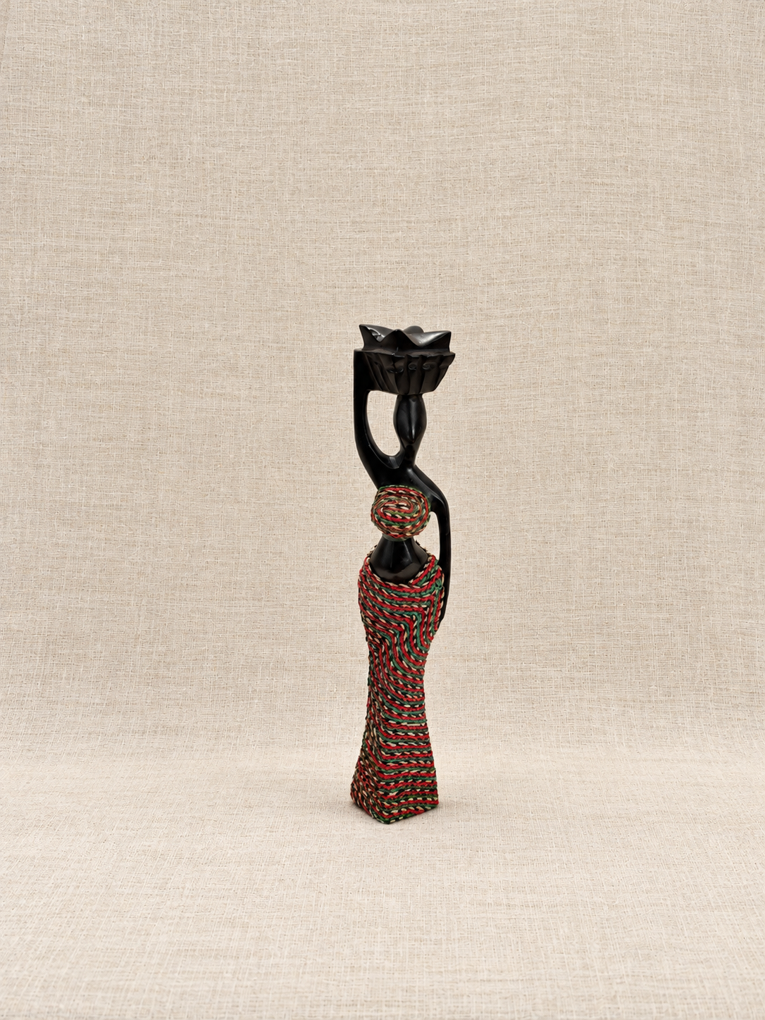 Statuette femme porteuse en ébène
