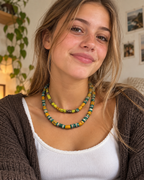 Collier artisanal en perles multicolores