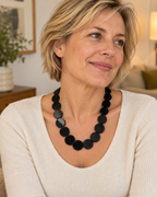 Collier noir à grandes perles plates