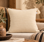 Coussin crème en coton naturel à pompons
