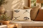 Coussin crème en coton naturel à dessins noir