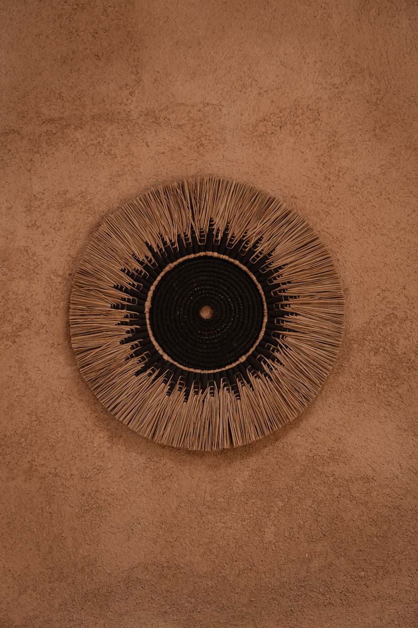Décoration murale en raphia et macramé – Noir naturel