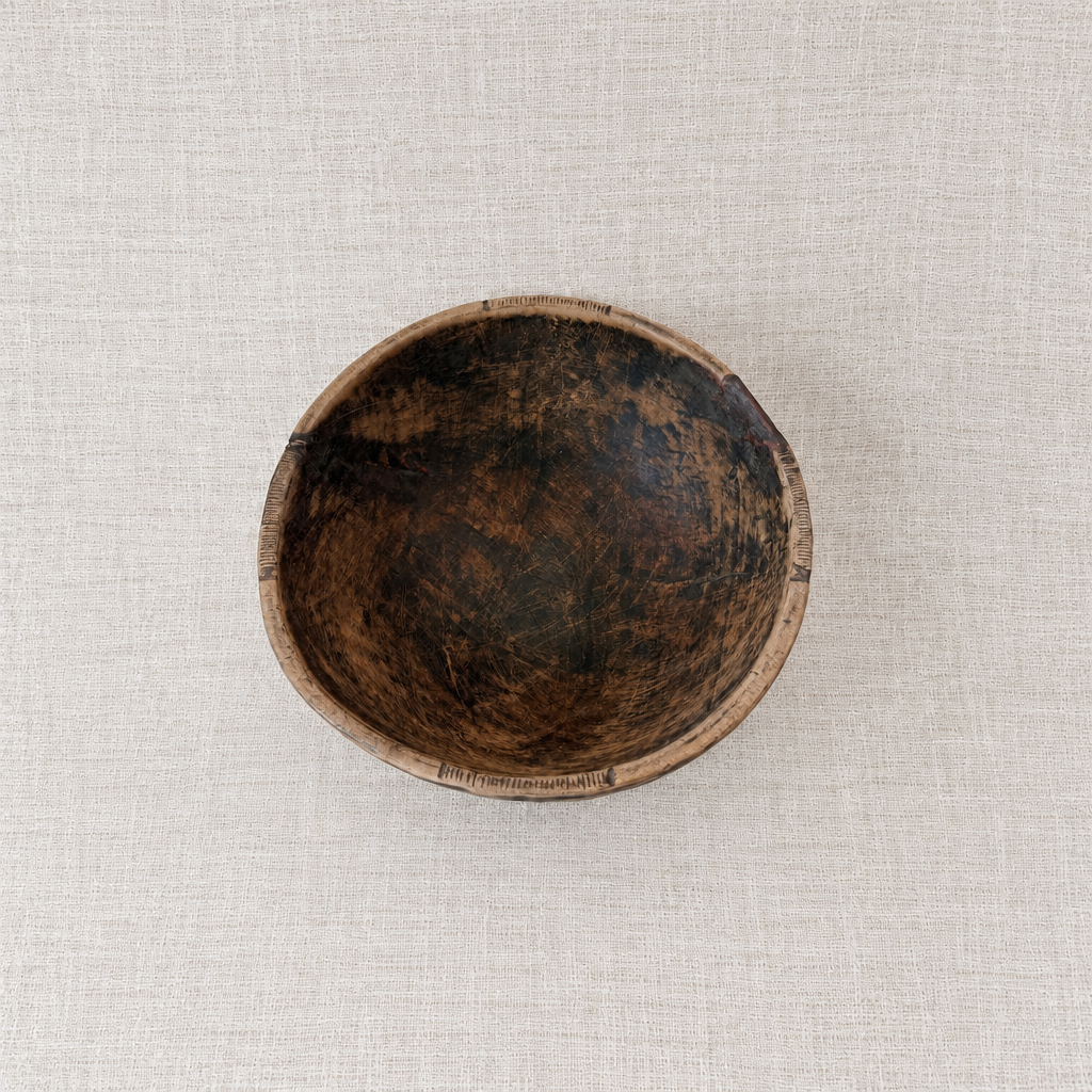 Calebasse ancienne en bois patiné, vue intérieure