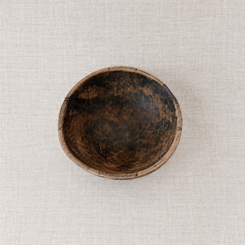 Calebasse ancienne en bois patiné, vue intérieure