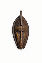 Masque Marka Sarakolé photographié de face avec davantage d’espace autour.