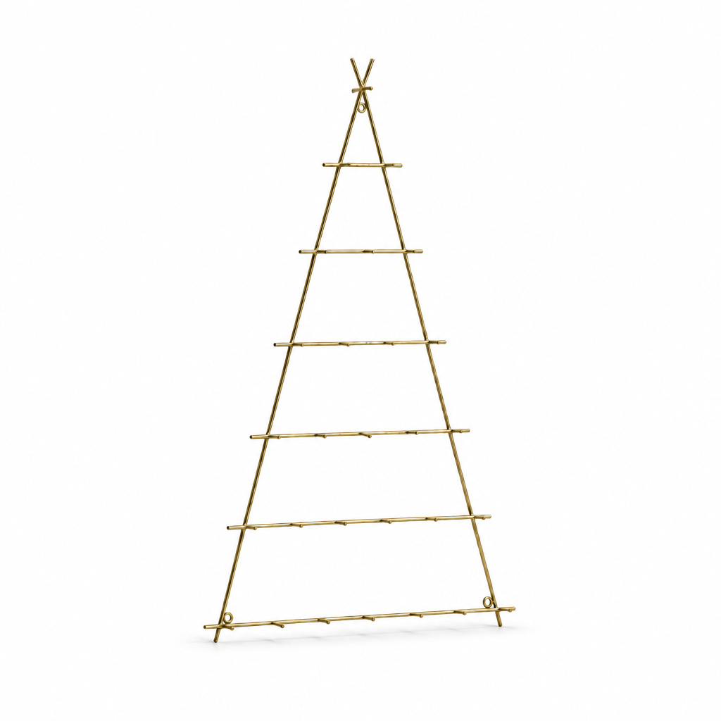 Sapin de Noël suspendu en fer forgé sur fond blanc, avec un cadrage aéré